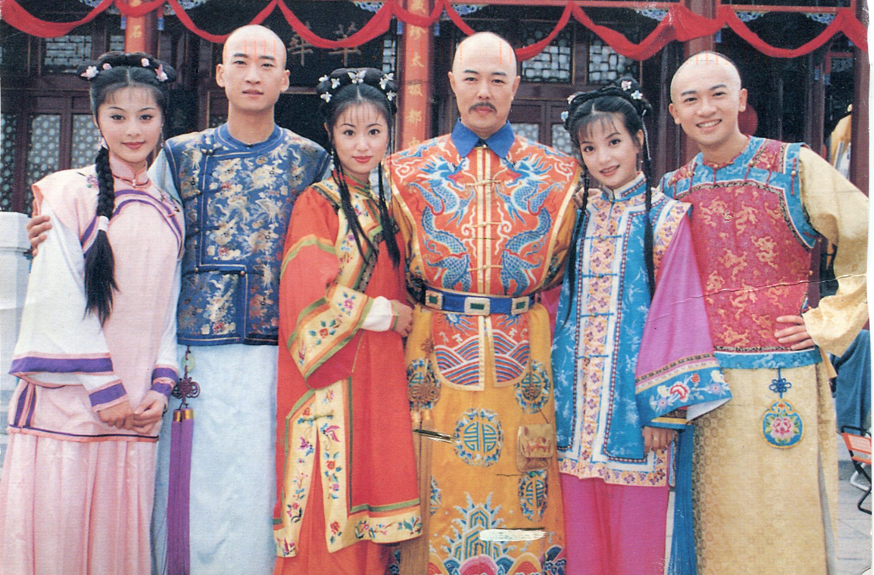 CHINESE TRADITIONAL CULTURAL DRESS China-people-in-traditional-clothes